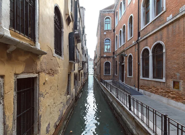 El canal vacío en Venecia — Foto de Stock