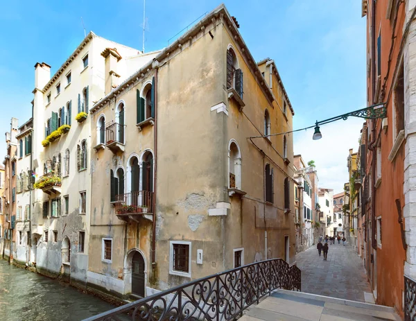 La calle y el canal en Venecia — Foto de Stock