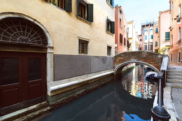 Canal con puente en Venecia. Foto del día . — Foto de Stock