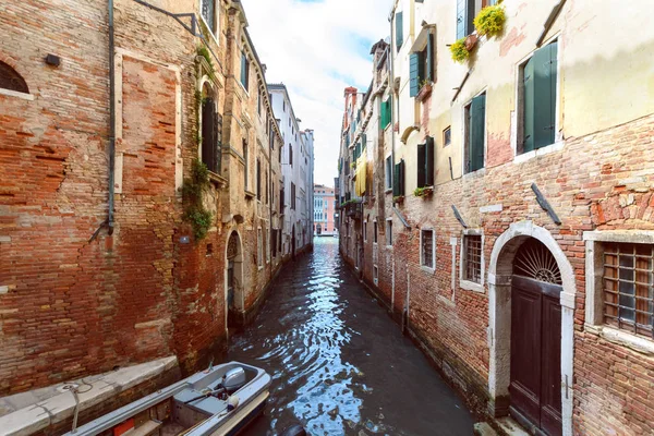 Canal con barco en Venecia. Italia . — Foto de Stock