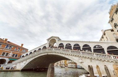Grand kanaldan Rialto köprüsü nde manzara