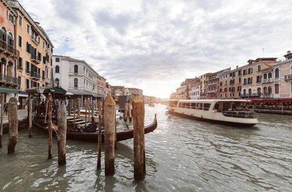 Vista desde el puente de Rialto en el Gran Canal de Venecia . — Foto de Stock