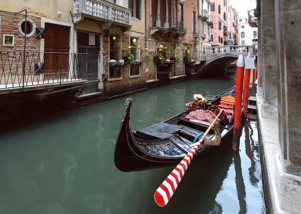 Kanalen med gondol i Venedig. — Stockfoto