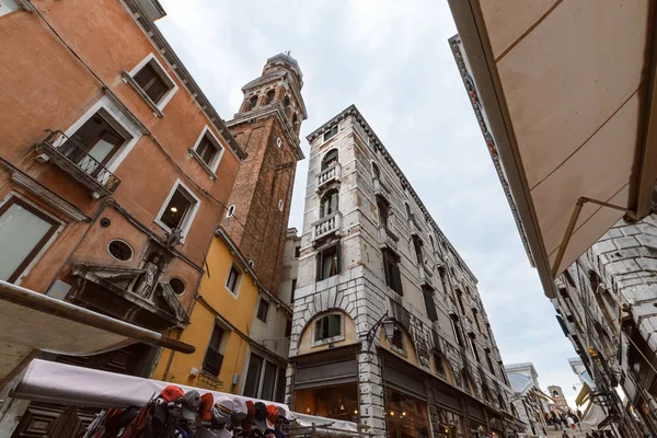 Budovy na náměstí v Benátkách. — Stock fotografie