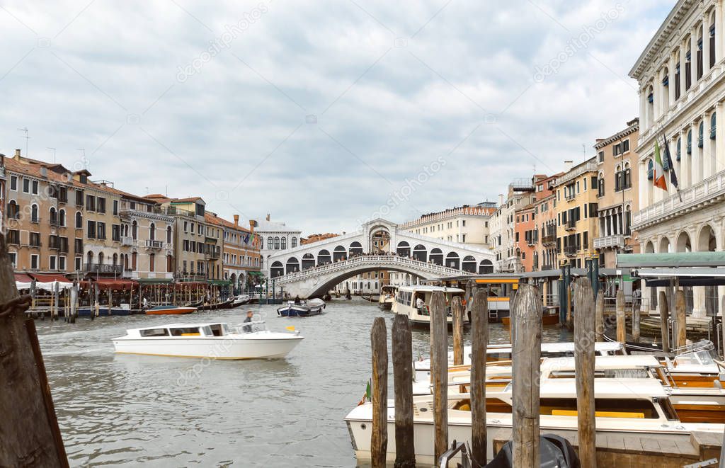 Day foto of Rialto bridge from Grand canal in Venice.