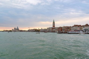 Gün batımında Venedik lagune