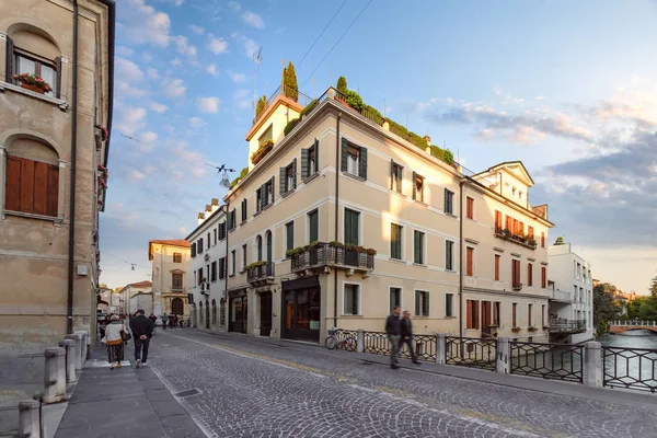 Az utcai építészet Treviso központjában — Stock Fotó
