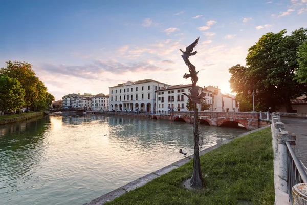 La arquitectura de la calle en el centro de Treviso al atardecer — Foto de Stock