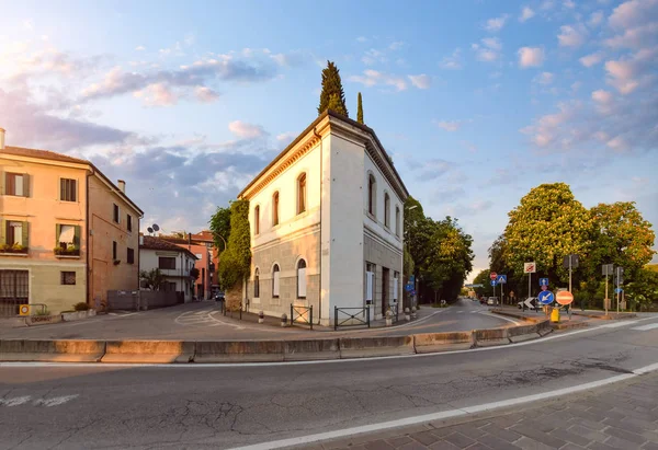 Prázdná ulice v Trevisu během západu slunce. — Stock fotografie