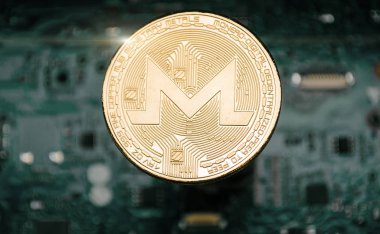 Altın monero sikke, bilgisayar anakart arka planda. 