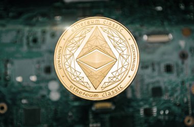 Altın etherum klasik sikke, bilgisayar anakart arka planda