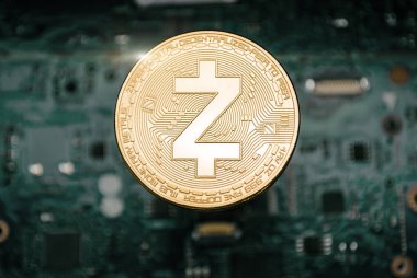 Altın zcash sikke, bilgisayar anakart arka planda. 