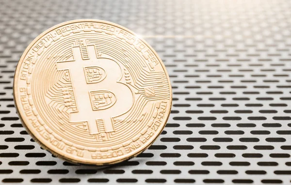 Bitcoin, vor dem Hintergrund von Computergittern. — Stockfoto