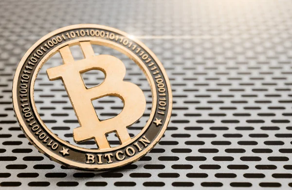 Bitcoin, vor dem Hintergrund von Computergittern. — Stockfoto