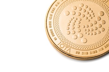 Altın cryptocurrency sikke-iota, beyaz üzerinde izole 