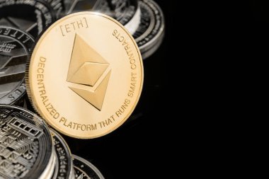 Etherum, siyah bir arka planda izole.