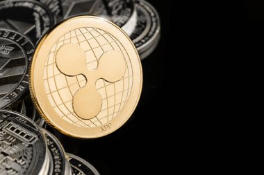 Siyah bir arka planda izole Ripple.