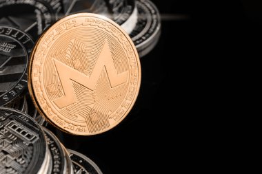 monero, siyah bir arka planda izole.