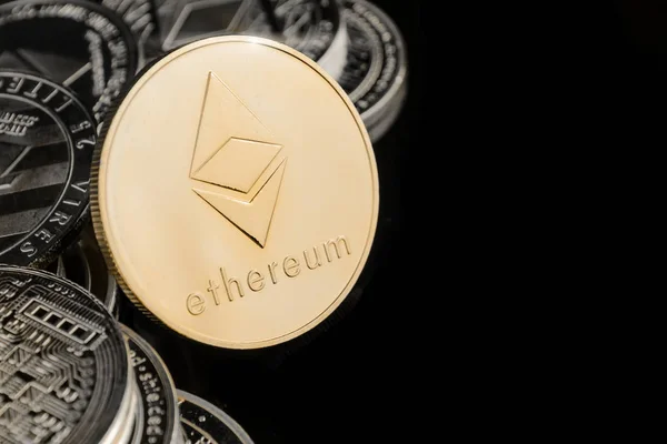 Etherum, siyah bir arka planda izole.