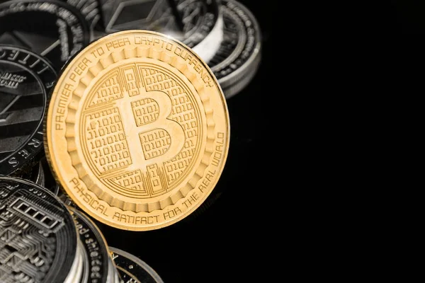 Bitcoin, isoliert auf schwarzem Hintergrund. — Stockfoto