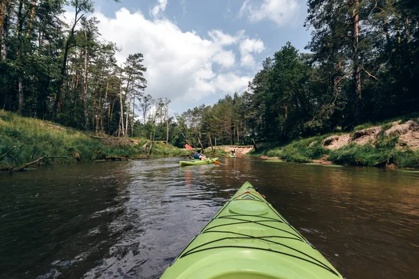 Un pueblo en kayak río abajo . — Foto de Stock