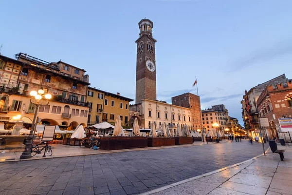 Praça antiga em Verona na hora do pôr do sol . — Fotografia de Stock