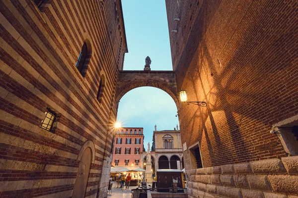 Starożytna ulica w Weronie w czasie zachodu słońca. — Zdjęcie stockowe