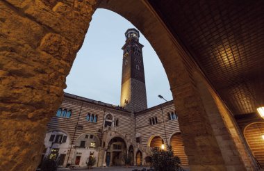 Gün batımında Verona Antik kare.