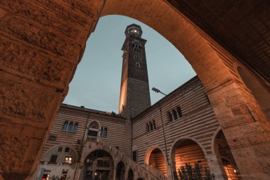 Gün batımında Verona Antik kare.