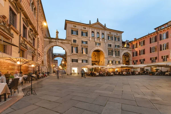 Antigua plaza de Verona al atardecer . — Foto de Stock