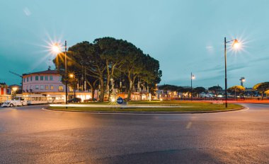 renkli sokakta ışık izleri 