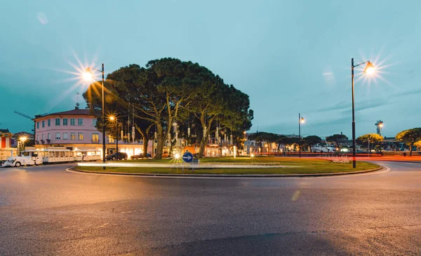 renkli sokakta ışık izleri 