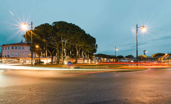 Los senderos de luz en la calle colorida — Foto de Stock