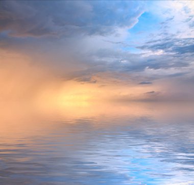 yağmur sırasında dramatik gün batımı