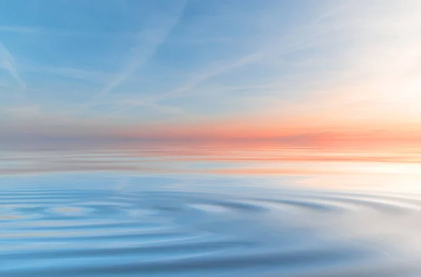 Hermosa puesta de sol y fondo cielo azul — Foto de Stock