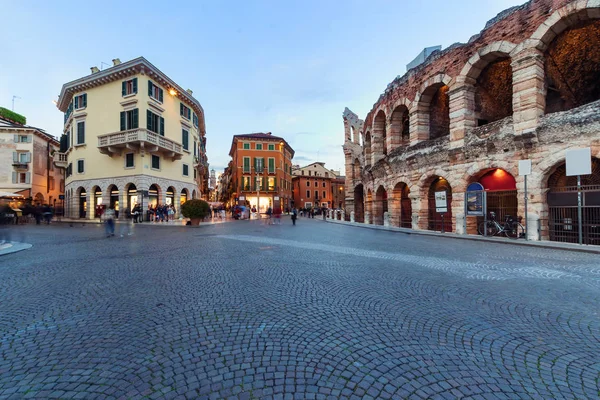 Romersk Arena i Verona i skymningstid — Stockfoto