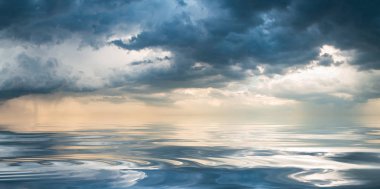 Mavi gökyüzü arkaplanlı güzel bulutlar.