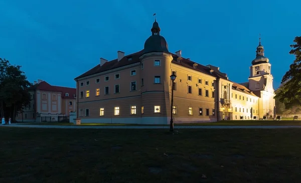 Mosteiro e palácio complexo na Polônia à noite . — Fotografia de Stock