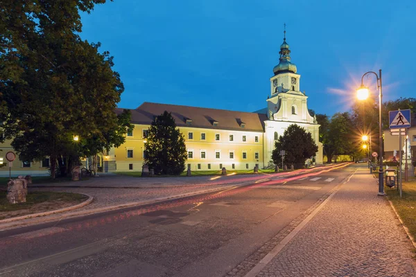 Kompleks klasztorny i pałacowy w Polsce wieczorem. — Zdjęcie stockowe