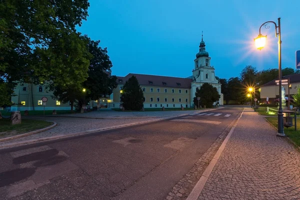 Kompleks klasztorny i pałacowy w Polsce wieczorem. — Zdjęcie stockowe