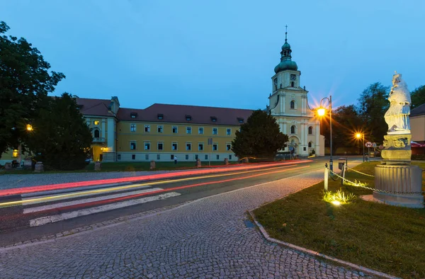 Complejo de monasterio y palacio en Polonia por la noche . — Foto de Stock