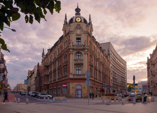 Stary budynek w centrum Katowic podczas zachodu słońca — Zdjęcie stockowe