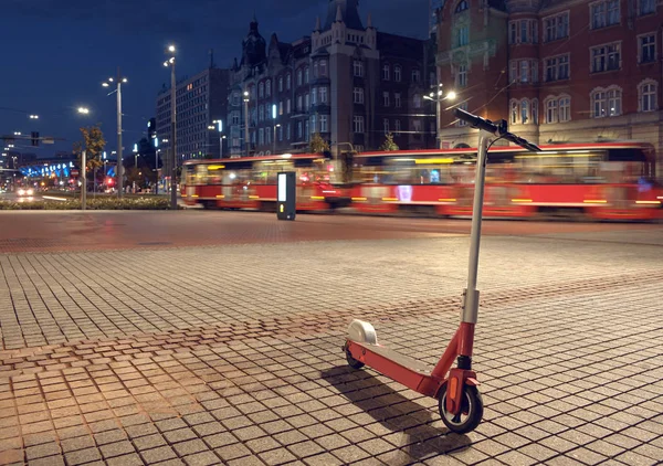 Scooter eléctrico en el centro de la gran ciudad . —  Fotos de Stock