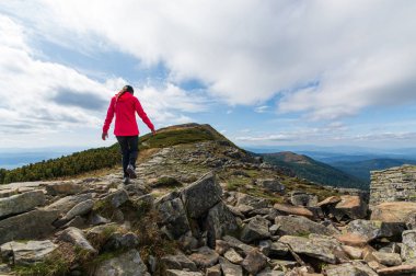 dağın tepesinde kız atlet.