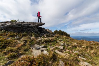 dağın tepesinde kız atlet.