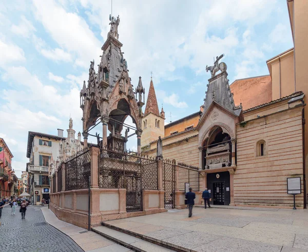 Praça antiga em Verona na hora do pôr do sol — Fotografia de Stock