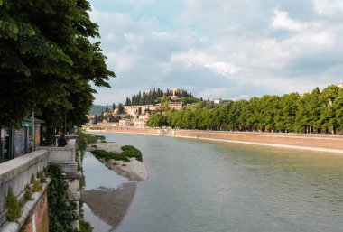 Akşam Verona 'daki Dige Nehri' nin panoramik manzarası