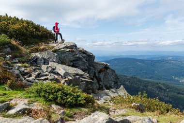 dağın tepesinde kız atlet.