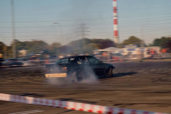 Carro à deriva, desfocado de imagem difusão corrida deriva carro — Fotografia de Stock