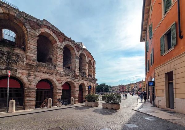 Anfiteatro de Verona, el tercero más grande del mundo, durante el día . — Foto de Stock
